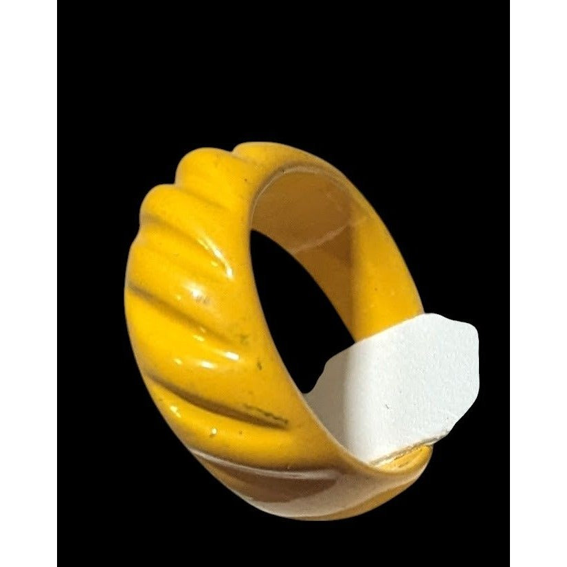 Funky Yellow Metal Scalloped Enamel Coated Ring Size 6 1/2