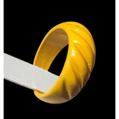 Funky Yellow Metal Scalloped Enamel Coated Ring Size 6 1/2