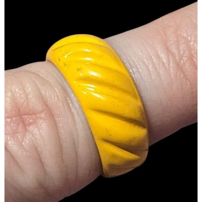 Funky Yellow Metal Scalloped Enamel Coated Ring Size 6 1/2