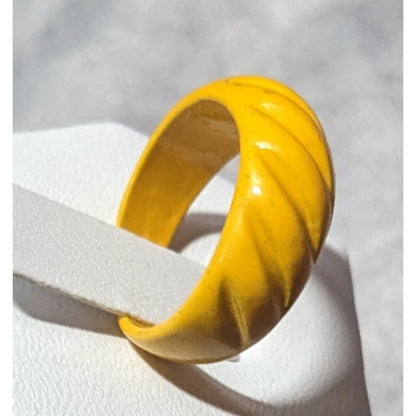 Funky Yellow Metal Scalloped Enamel Coated Ring Size 6 1/2