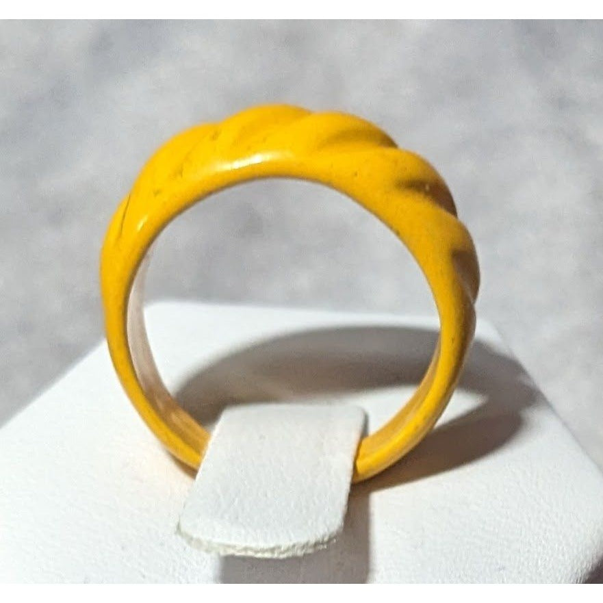 Funky Yellow Metal Scalloped Enamel Coated Ring Size 6 1/2