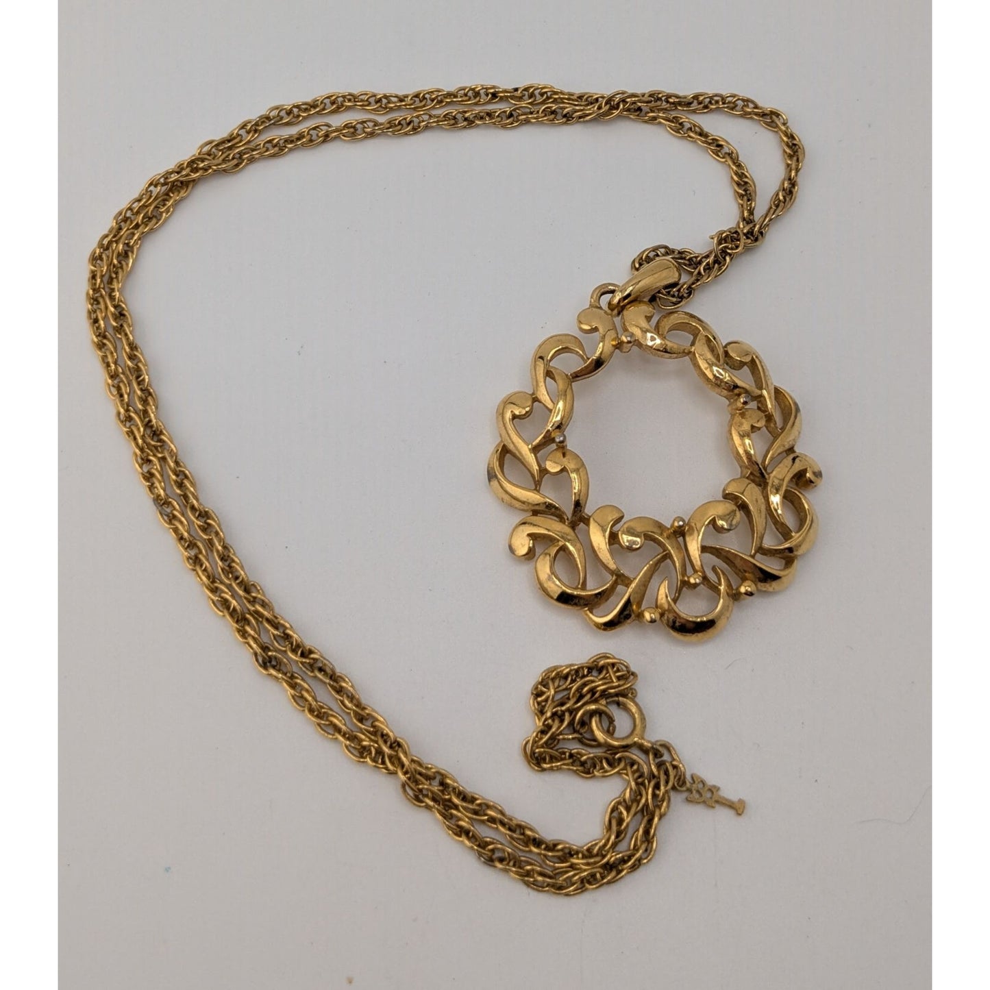 Vintage Trifari Scroll Wreath Pendant Necklace Gold Elegant Jewelry