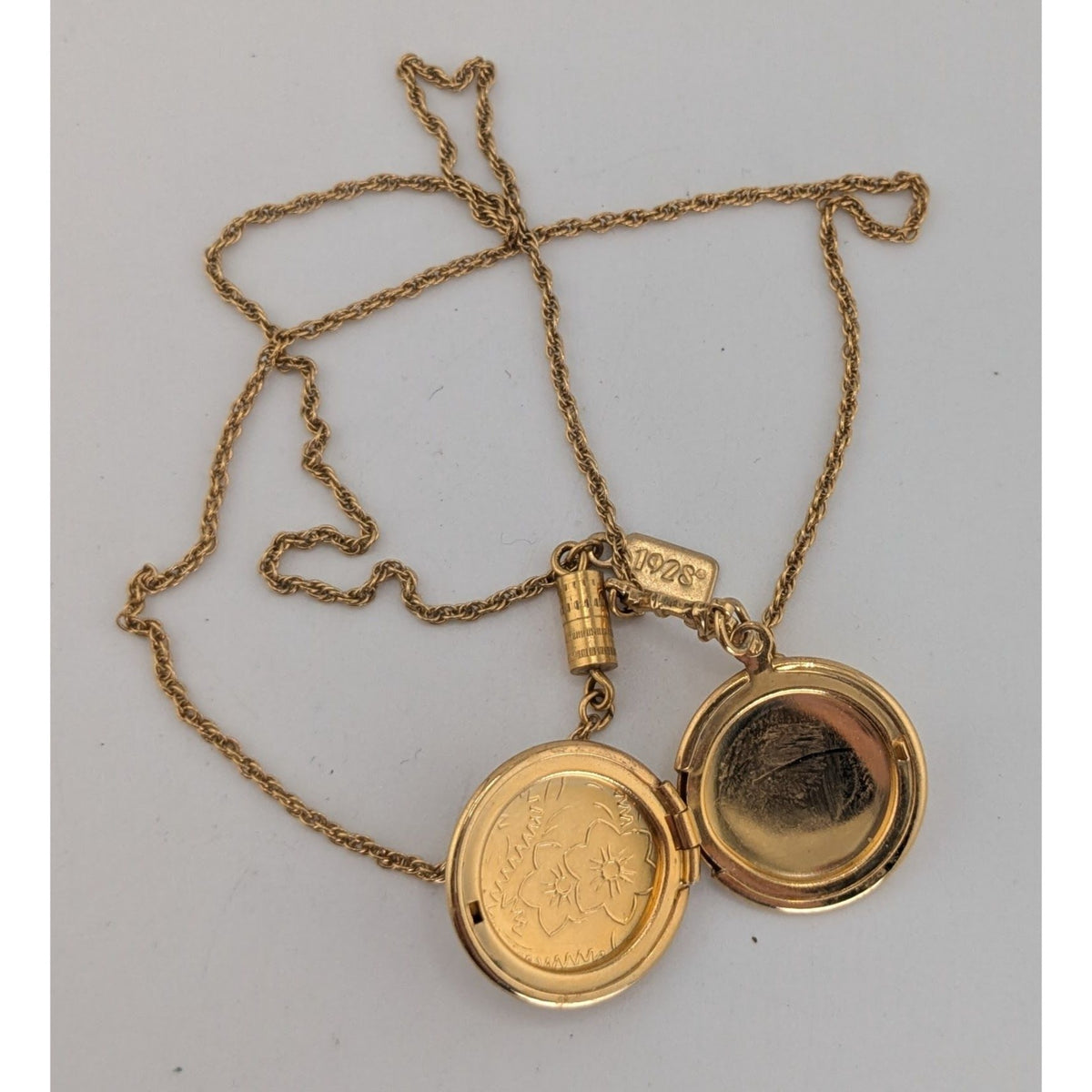 Victorian Romantic Cameo Vintage 1928 Gold Tone Locket Necklace