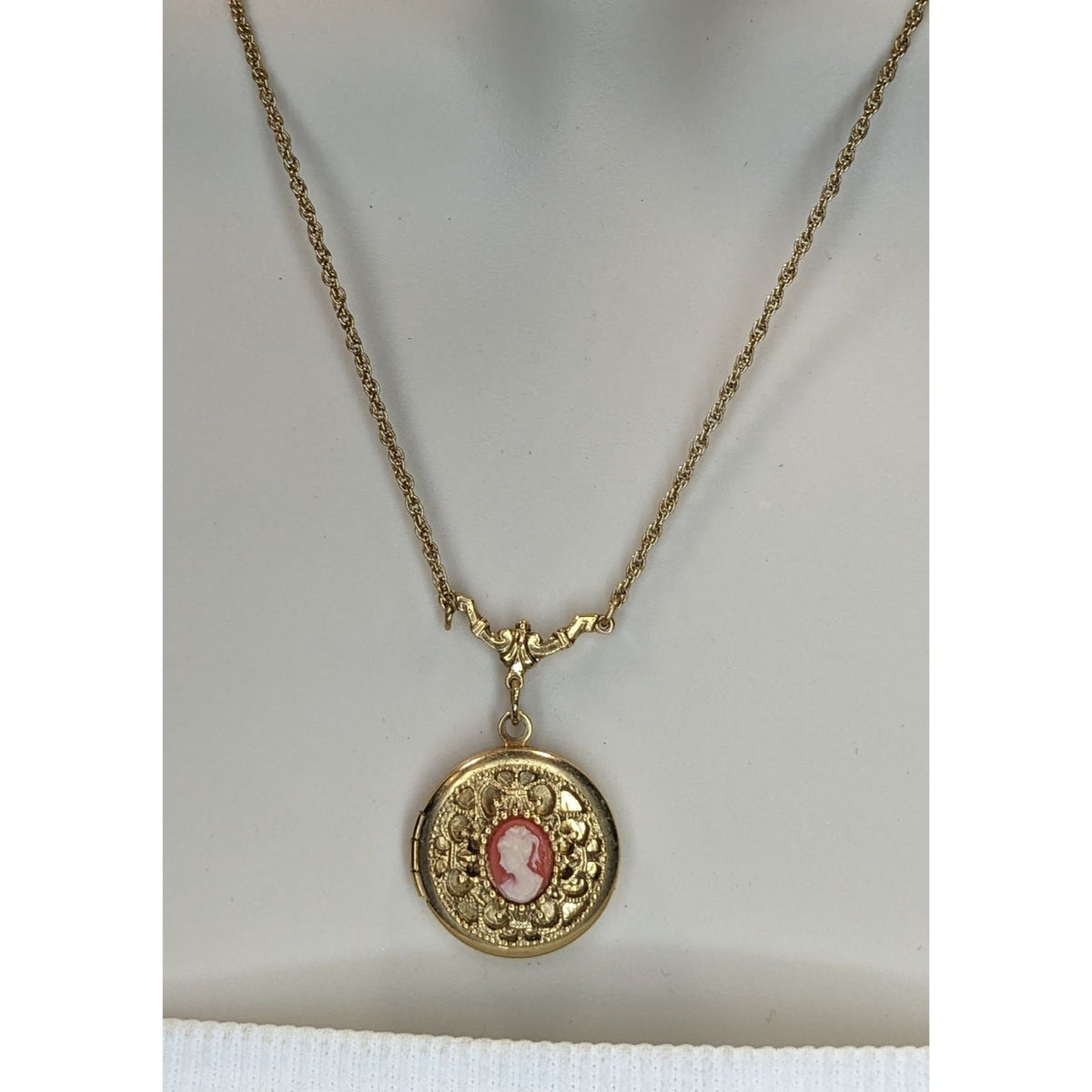 Victorian Romantic Cameo Vintage 1928 Gold Tone Locket Necklace