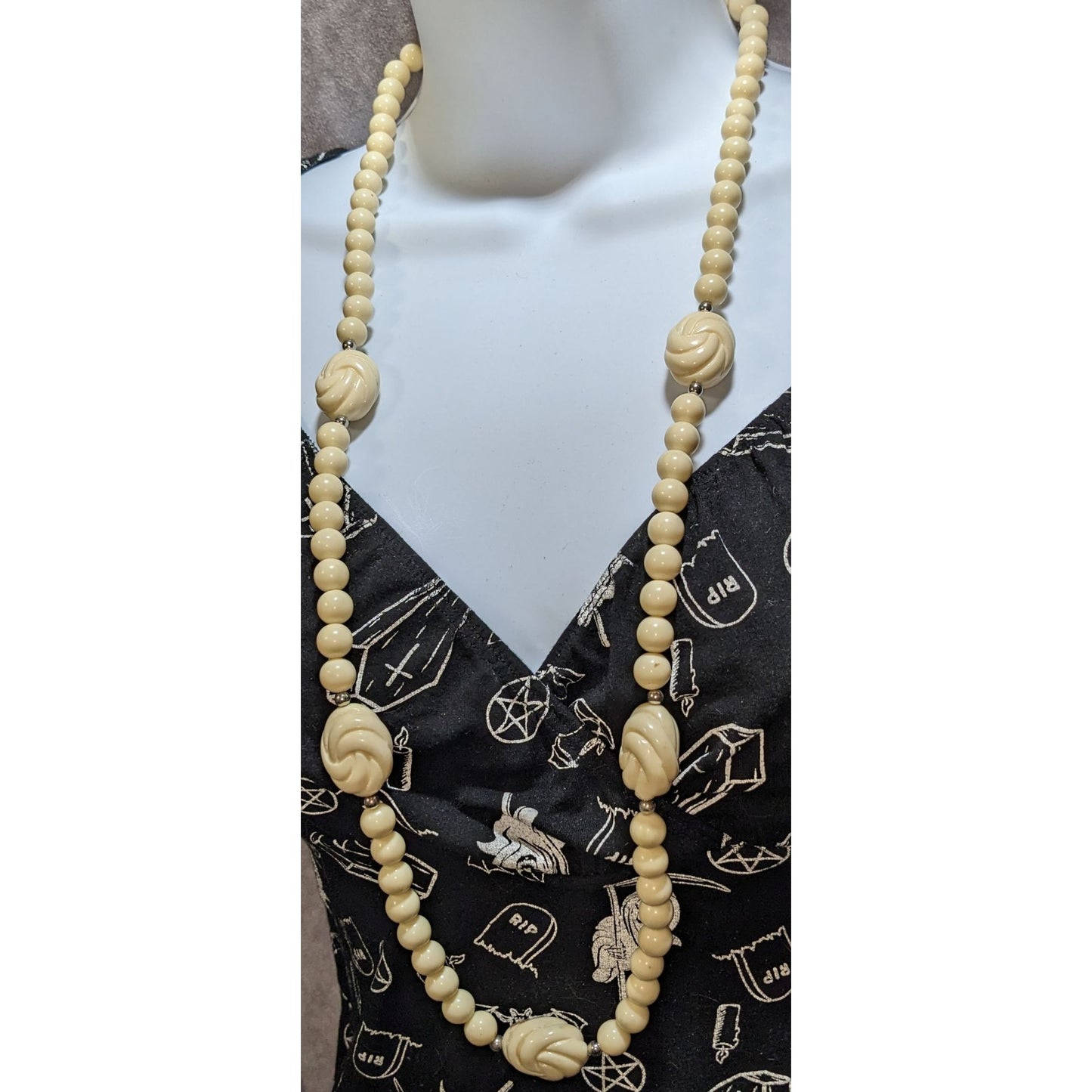 Vintage Round & Knot Beaded Necklace Cream Tone Retro Statement Jewelry