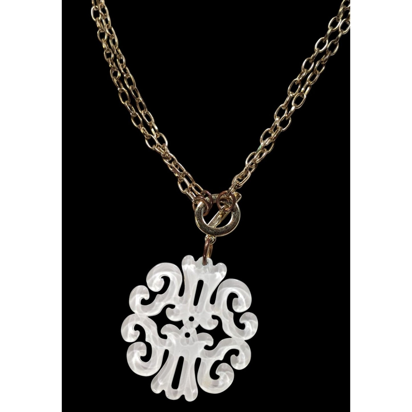 Zenzii White Vintage Style Pendant On Gold Tone Chain
