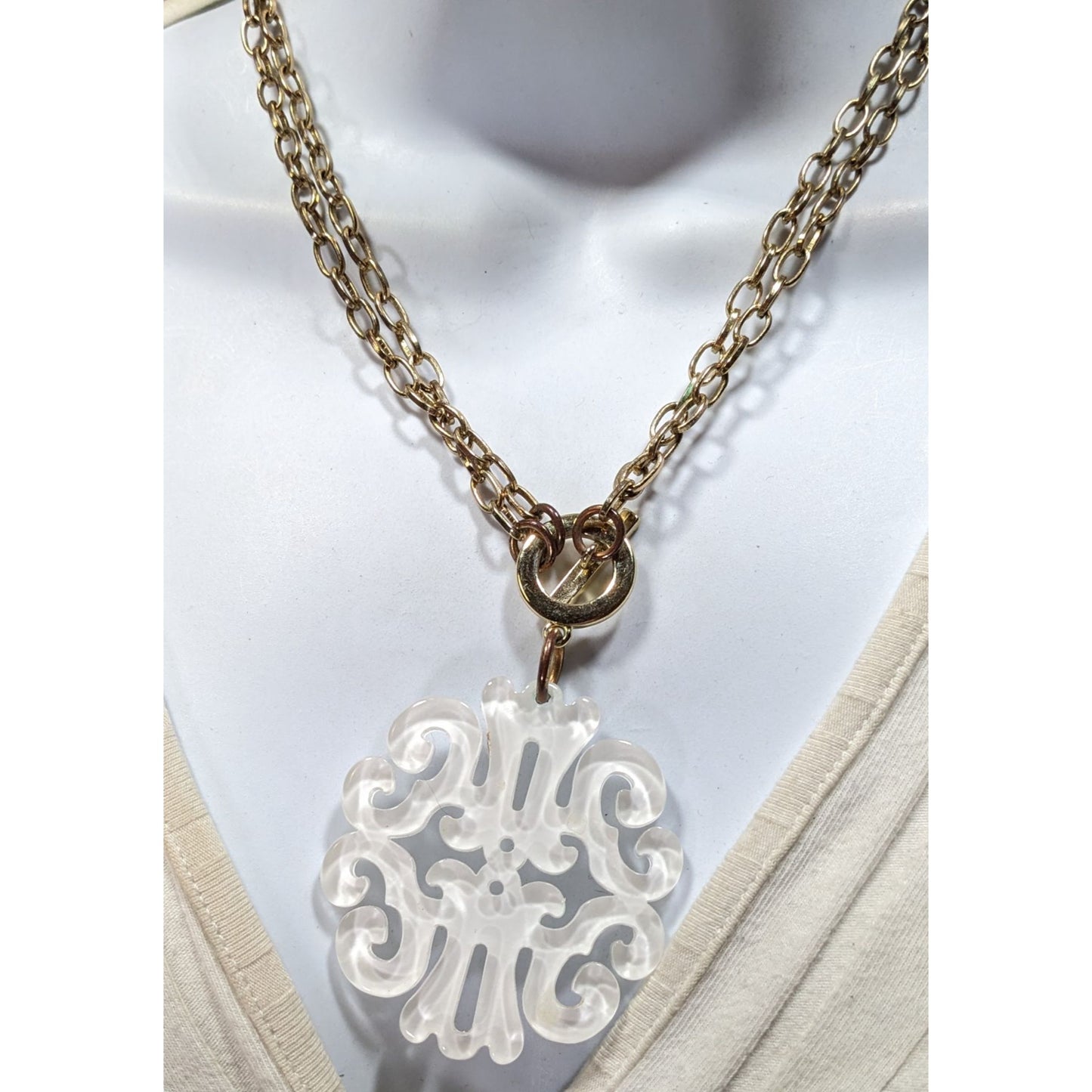 Zenzii White Vintage Style Pendant On Gold Tone Chain