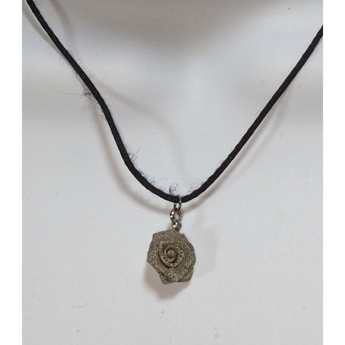 Dark Romantic Mesh Metal Silver Tone Rose Necklace 16 Inch Preowned