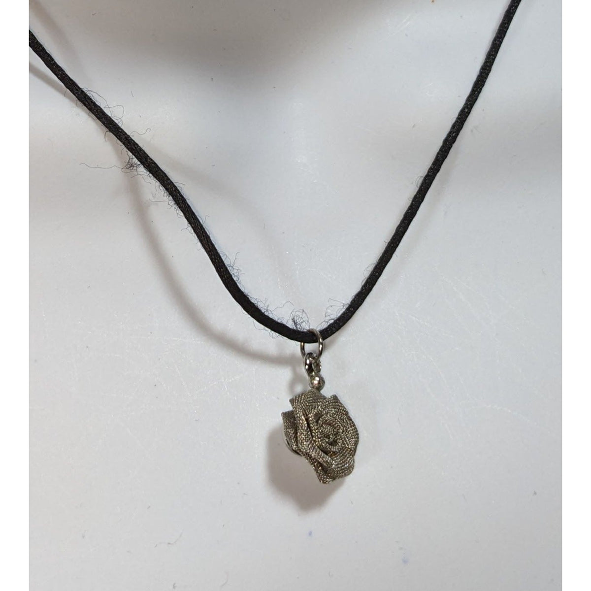 Dark Romantic Mesh Metal Silver Tone Rose Necklace 16 Inch Preowned