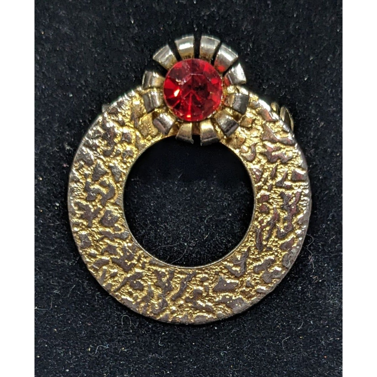 Vintage Elegant Textured Gold Tone Open Circle Brooch With Red Rhinestone