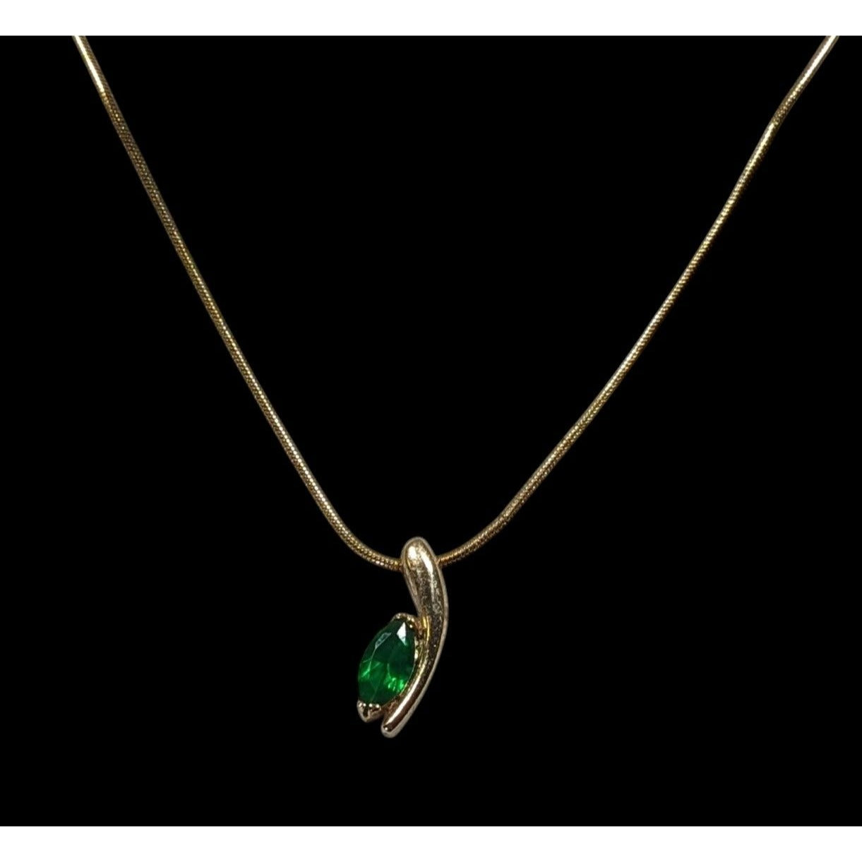 Vintage Elegant Green Gemmed Gold Tone Pendant Necklace
