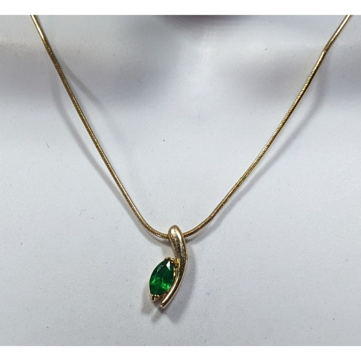 Vintage Elegant Green Gemmed Gold Tone Pendant Necklace