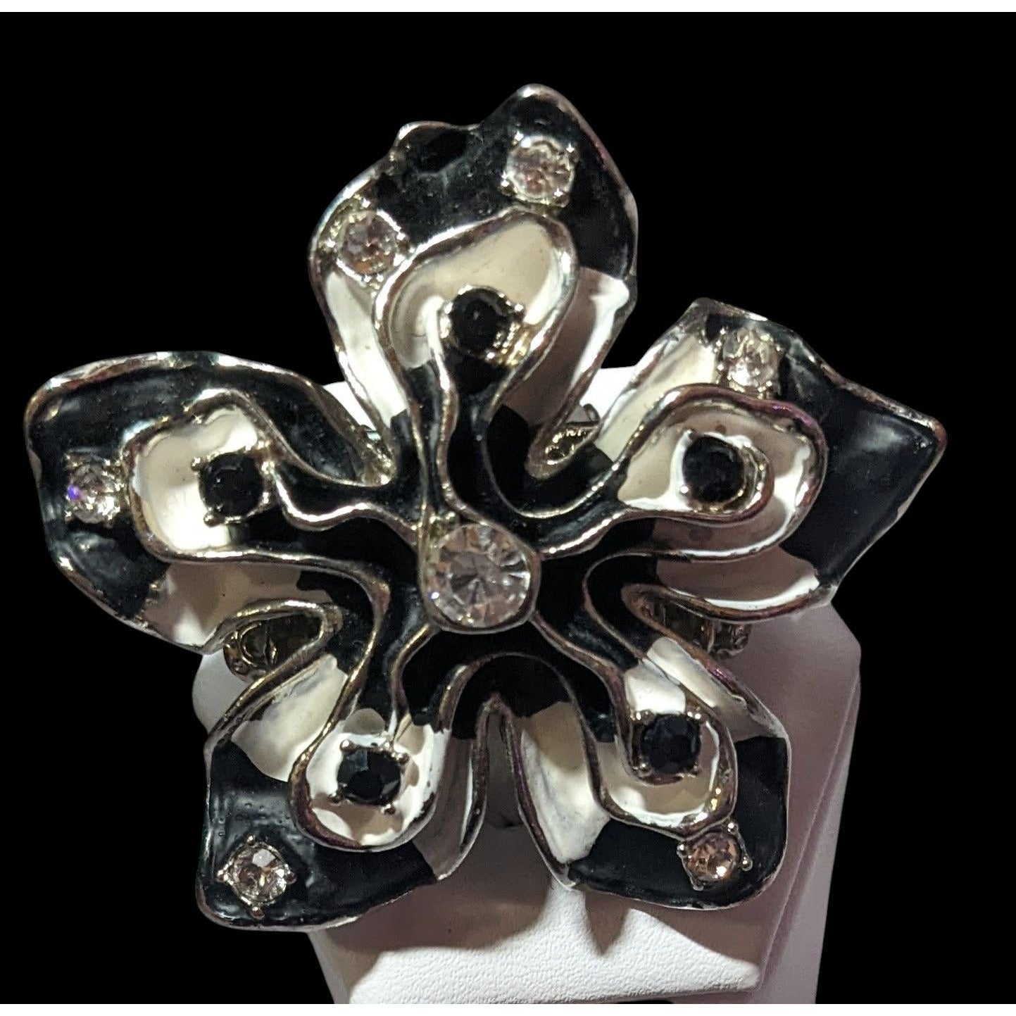 Chunky Floral Black And White Stretch Statement Ring Size 6 1/2