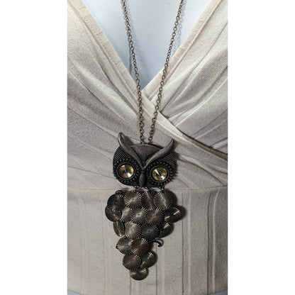 Quirky Y2K Own Pedant Necklace With Disc Fringe Feathers And Yellow Gem Eyes