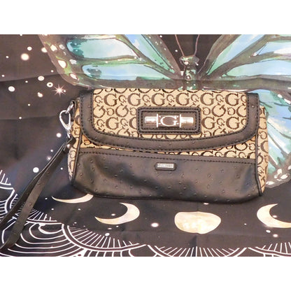 Preppy Guess Black And Beige Monogram Wristlet