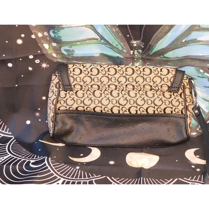 Preppy Guess Black And Beige Monogram Wristlet