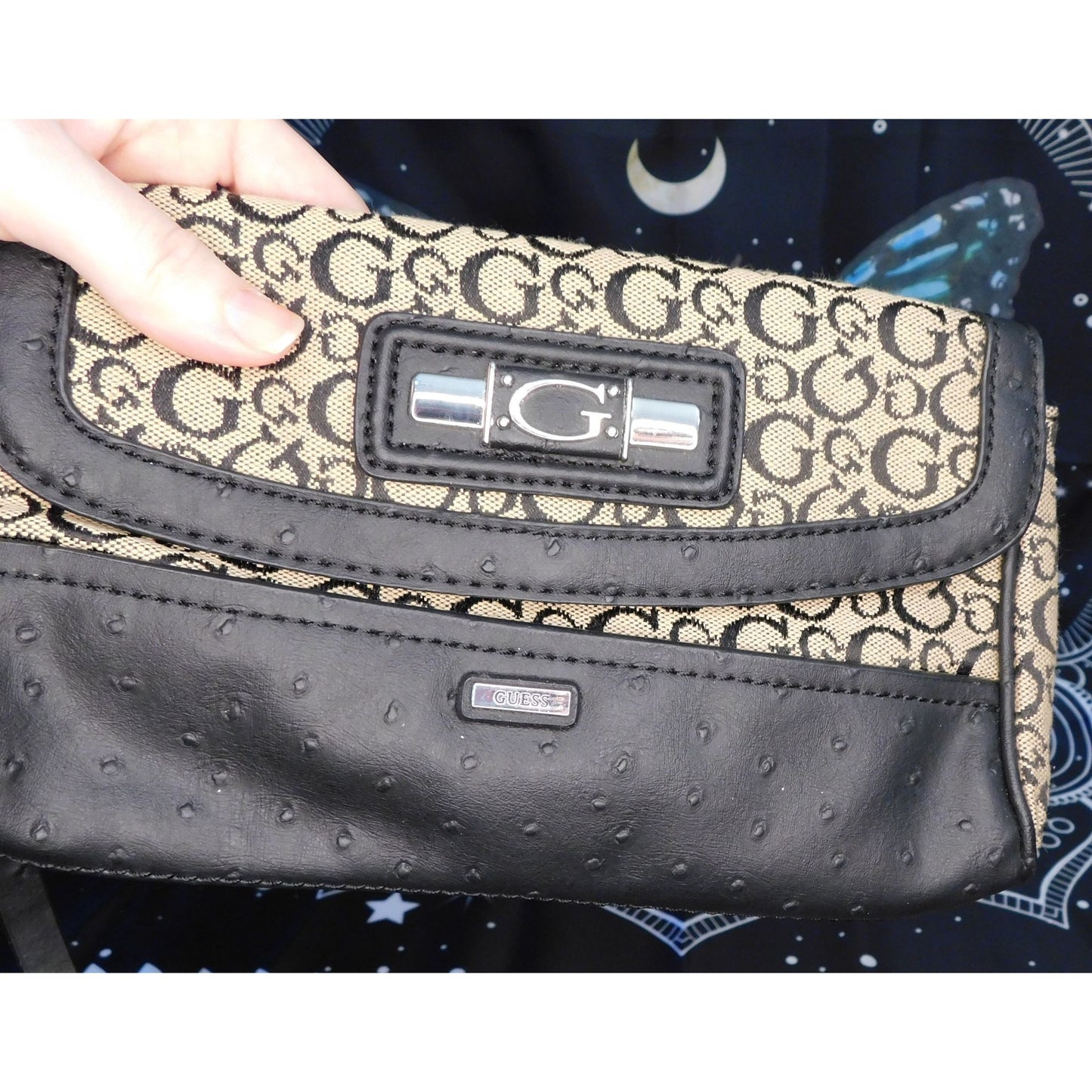 Preppy Guess Black And Beige Monogram Wristlet