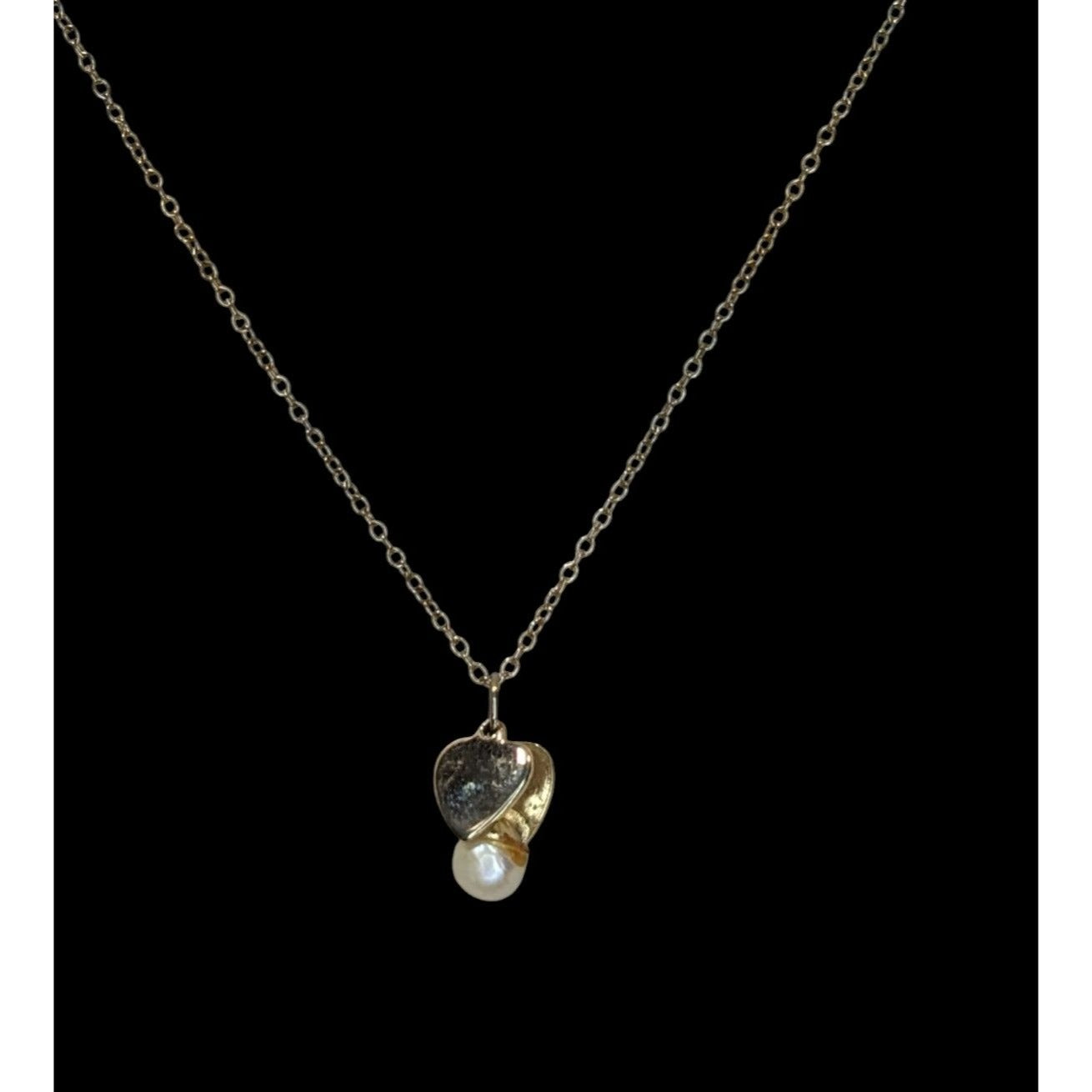Vintage Romantic Minimalist Gold Tone Heart Pendant Necklace With Pearl Accent