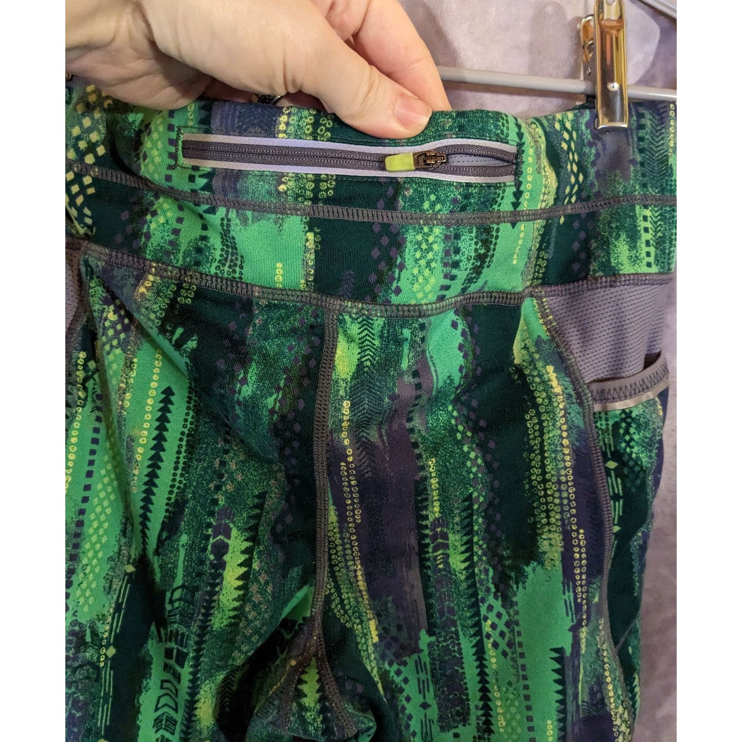 Athleta Green Abstract Print Capri Leggings With Pockets Size Small 18" Inseam