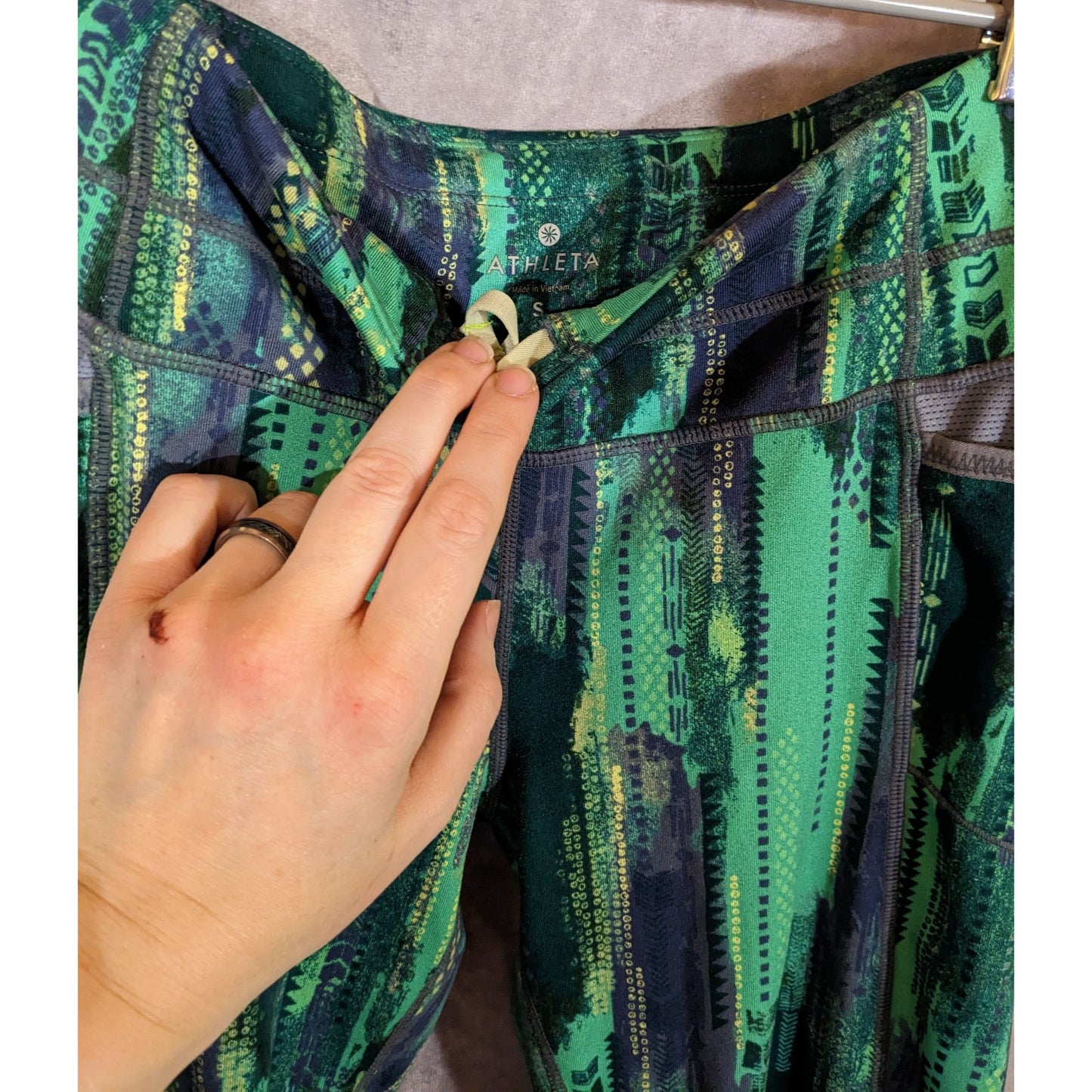 Athleta Green Abstract Print Capri Leggings With Pockets Size Small 18" Inseam