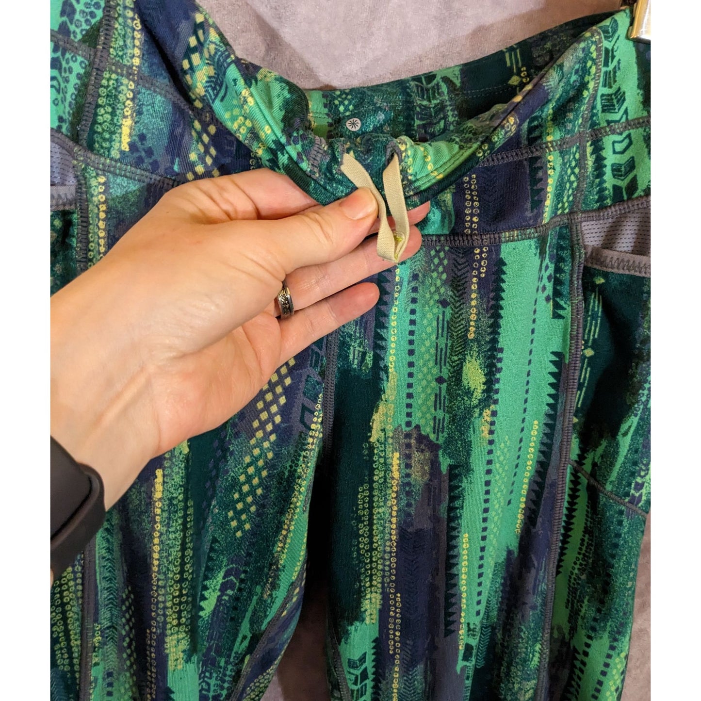 Athleta Green Abstract Print Capri Leggings With Pockets Size Small 18" Inseam