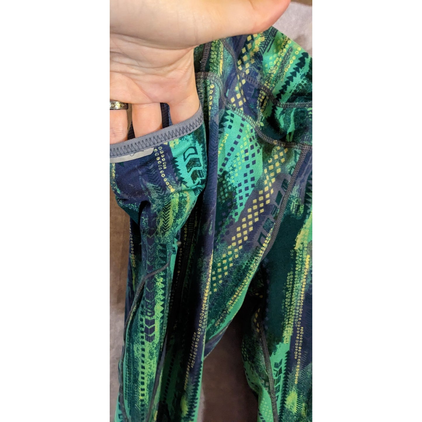 Athleta Green Abstract Print Capri Leggings With Pockets Size Small 18" Inseam