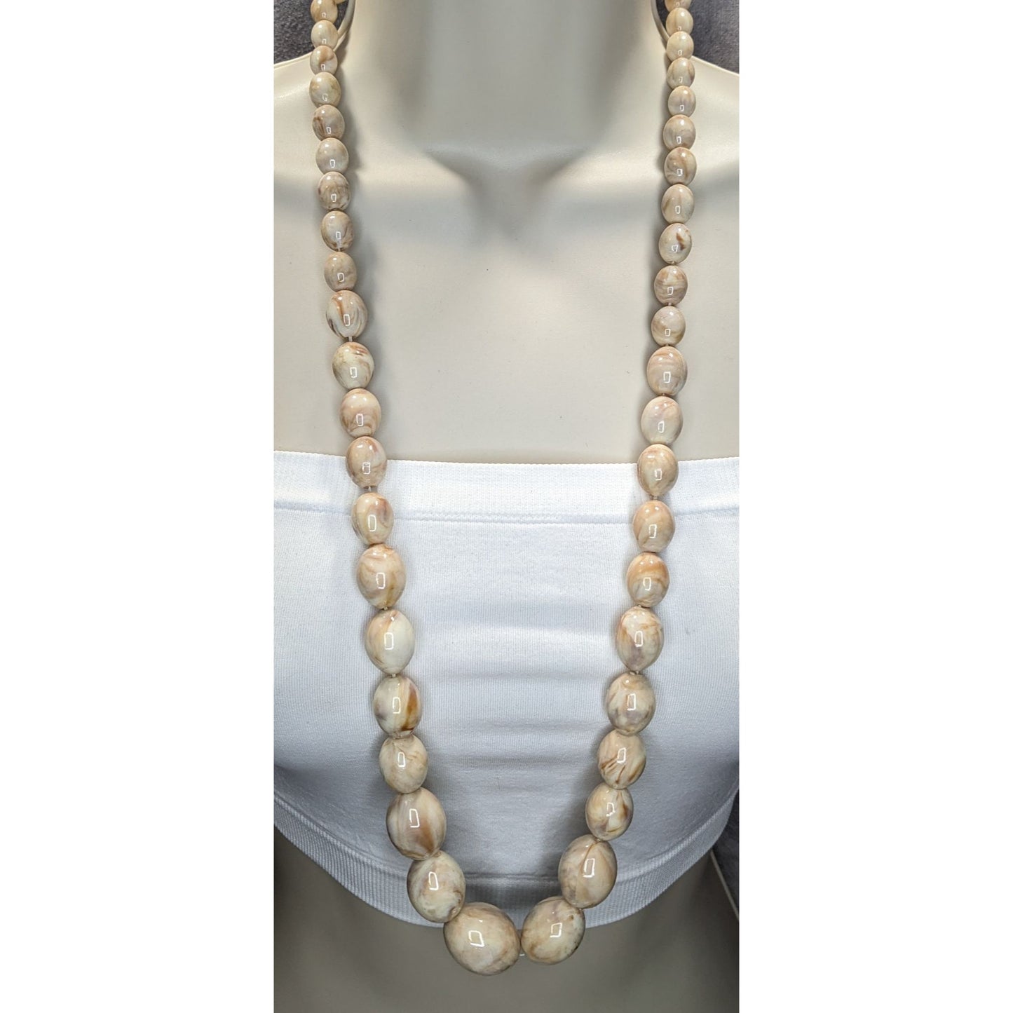 Vintage Marbled Cream Lucite Beaded Necklace With Screw Clasp