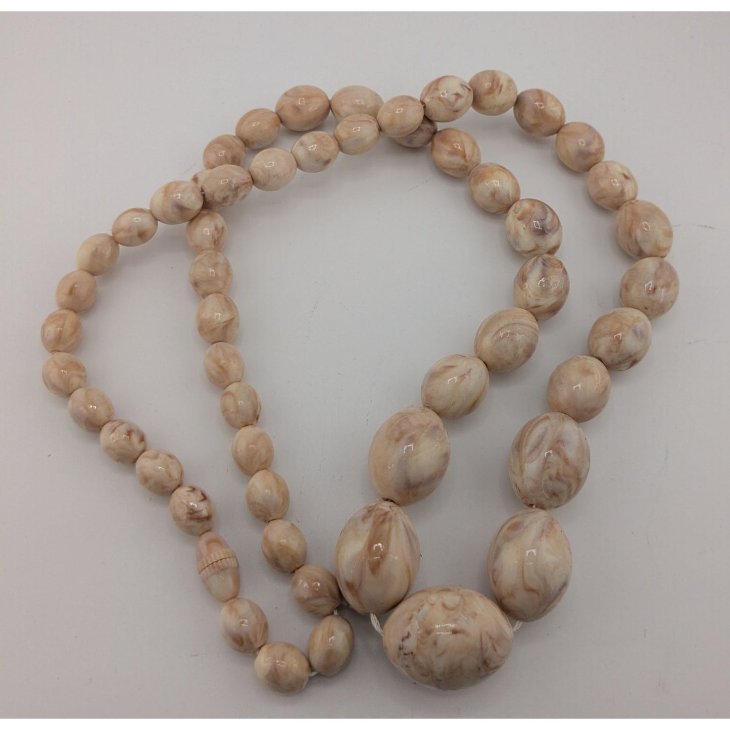 Vintage Marbled Cream Lucite Beaded Necklace With Screw Clasp