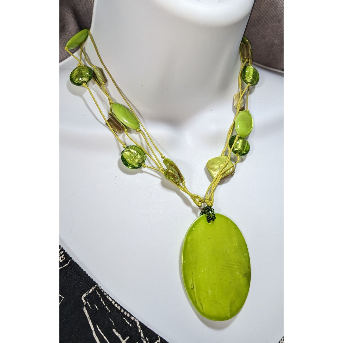 Coldwater Creek Vintage 90s Boho Shell Green Pendant Necklace 16 Inch