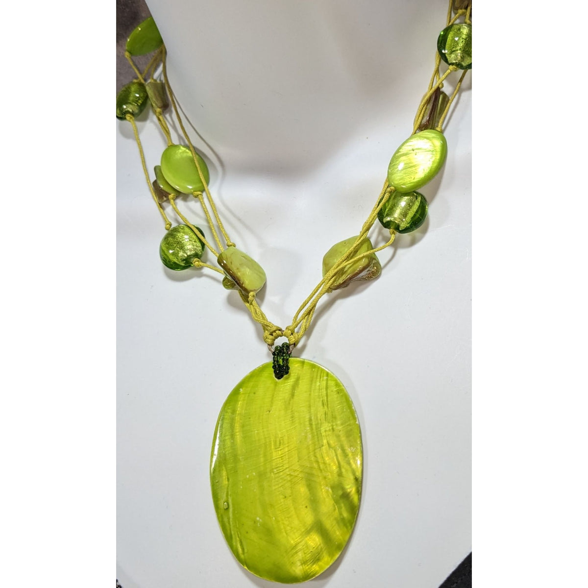Coldwater Creek Vintage 90s Boho Shell Green Pendant Necklace 16 Inch