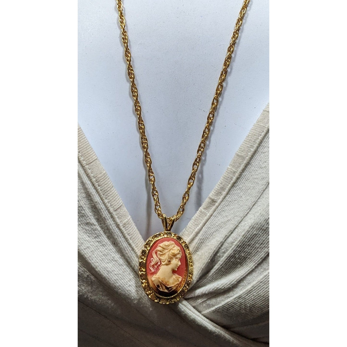 Vintage Cameo Pendant Necklace With Ornate Chain & Intricate Profile Design