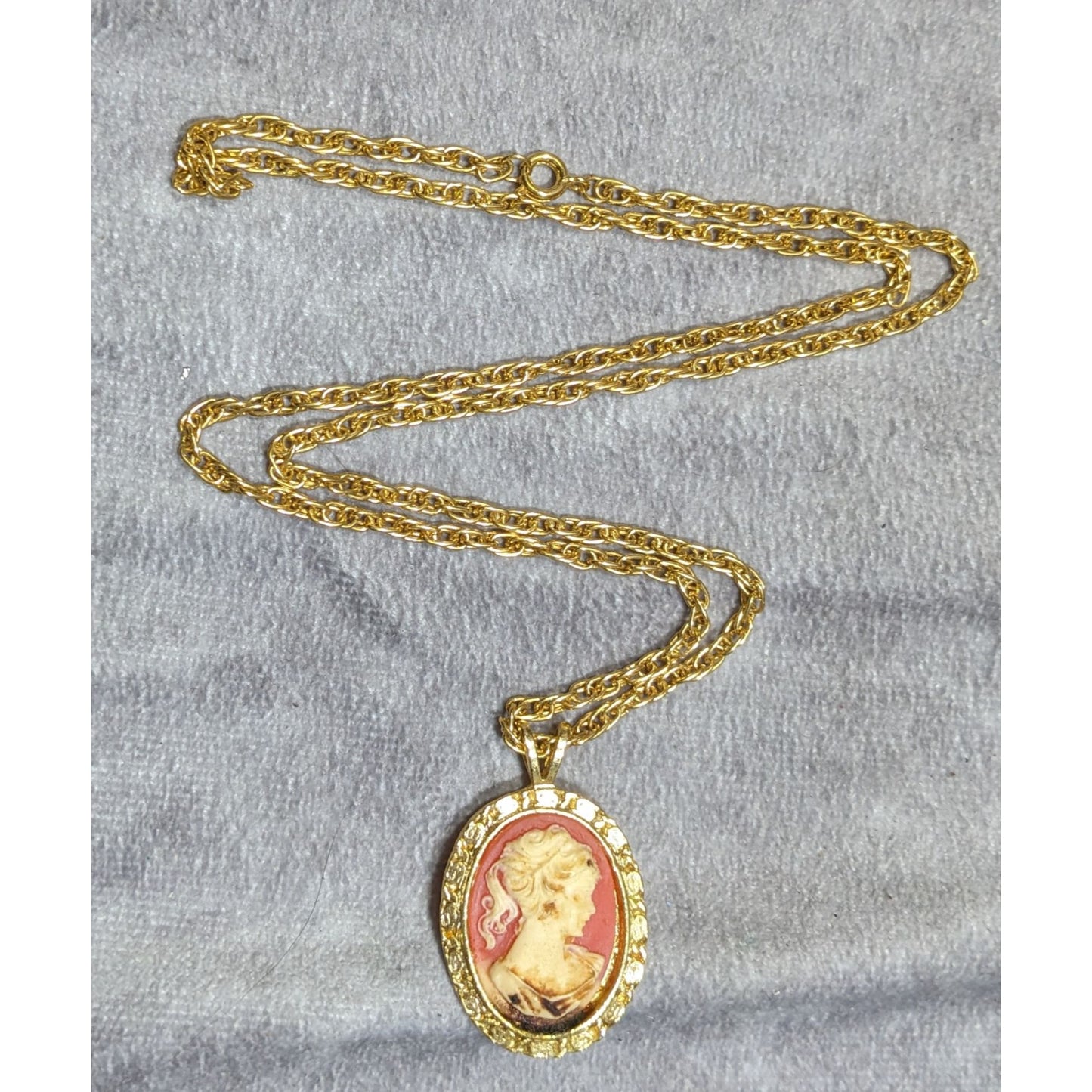 Vintage Cameo Pendant Necklace With Ornate Chain & Intricate Profile Design
