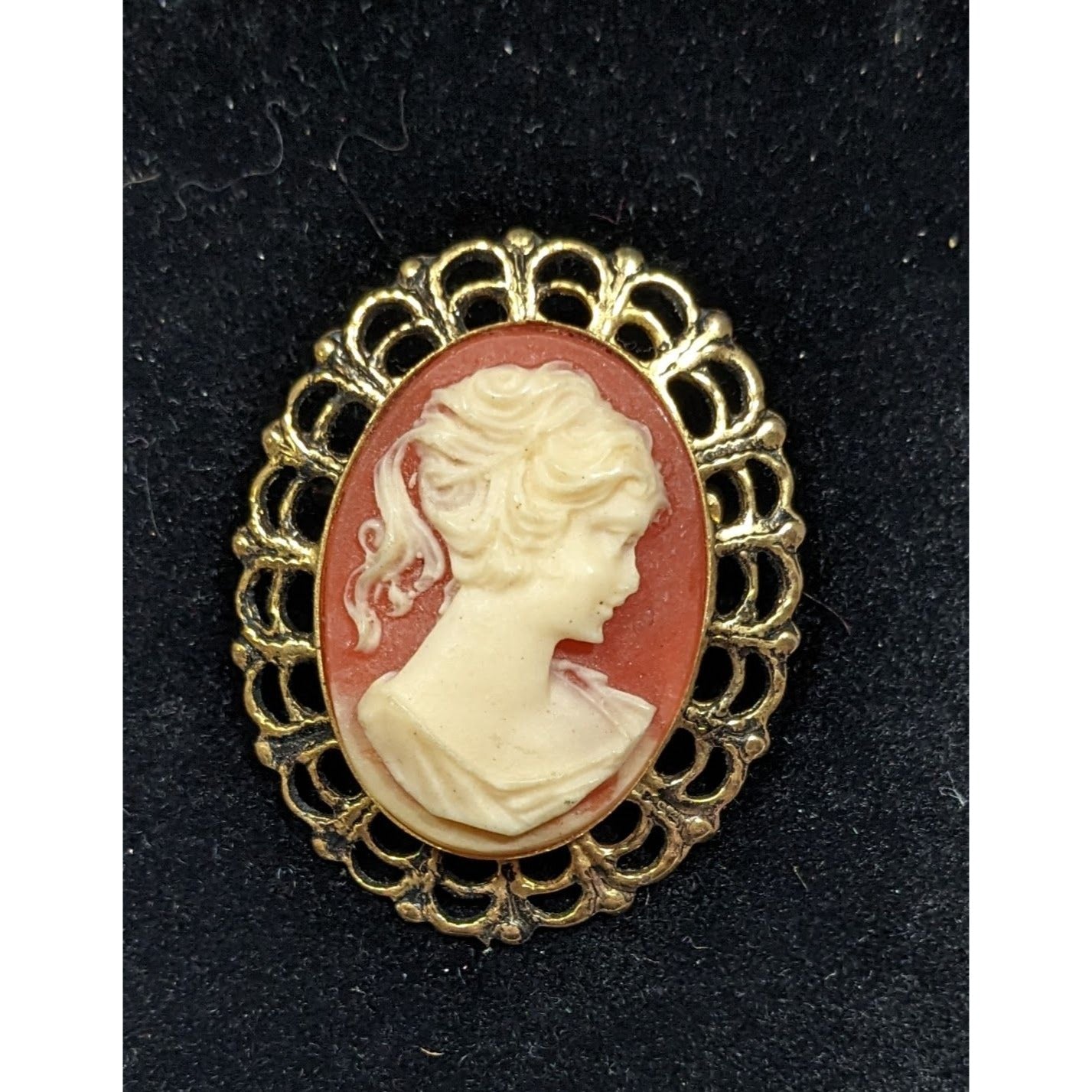 Vintage Coquette Carved Cameo Brooch Gold Tone And Pink