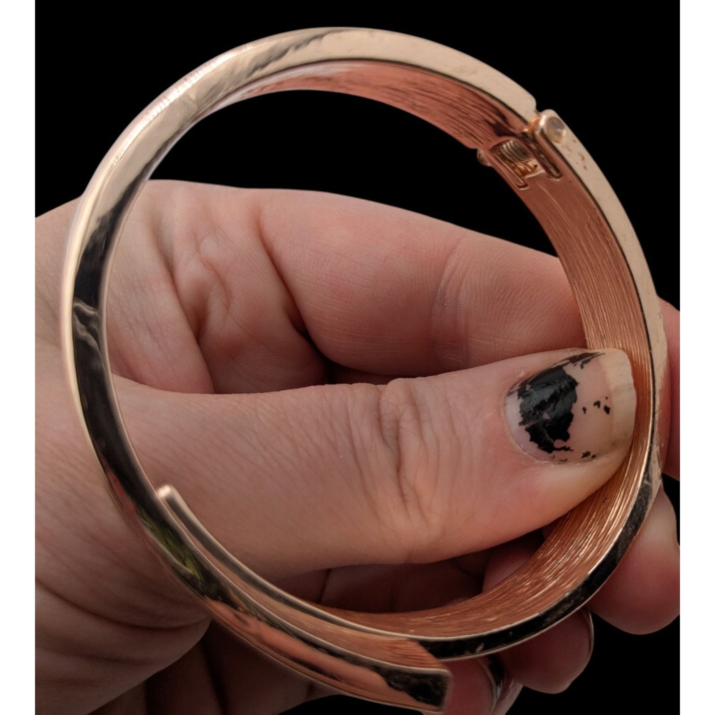 Guess Rose Gold Tone Hinged Bangle Bracelet Minimalist Modern Statement Cuff