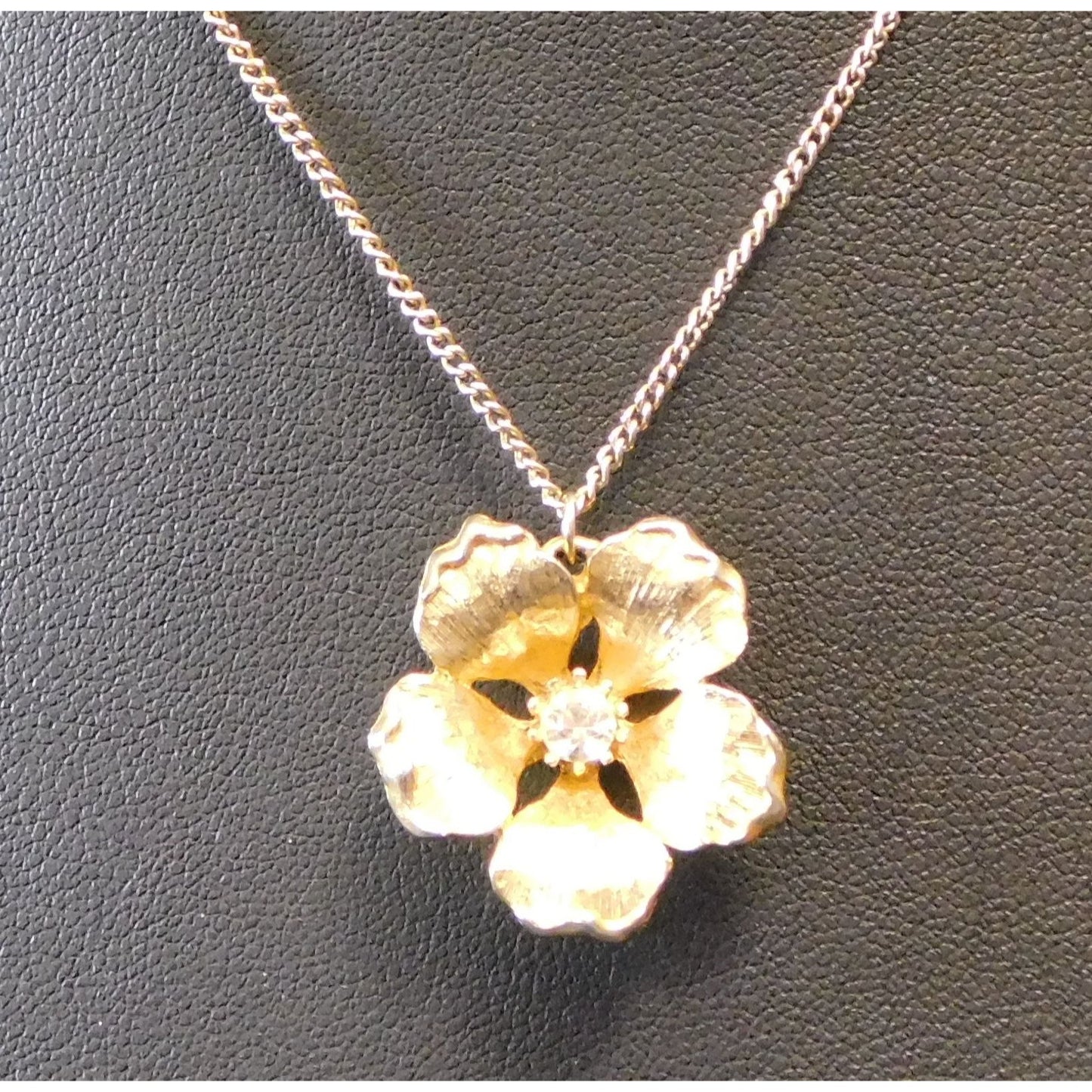Elegant Fairycore Gold Tone Flower Pendant Necklace