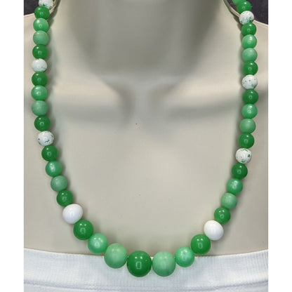 Vintage Retro Green & White Beaded Necklace