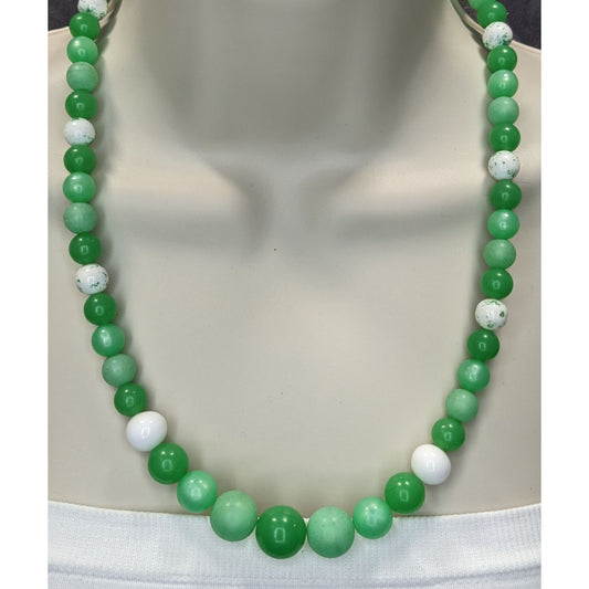 Vintage Retro Green & White Beaded Necklace
