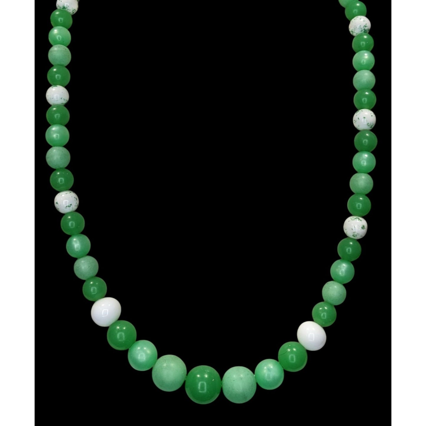 Vintage Retro Green & White Beaded Necklace