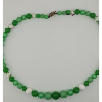 Vintage Retro Green & White Beaded Necklace