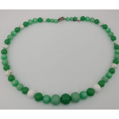 Vintage Retro Green & White Beaded Necklace