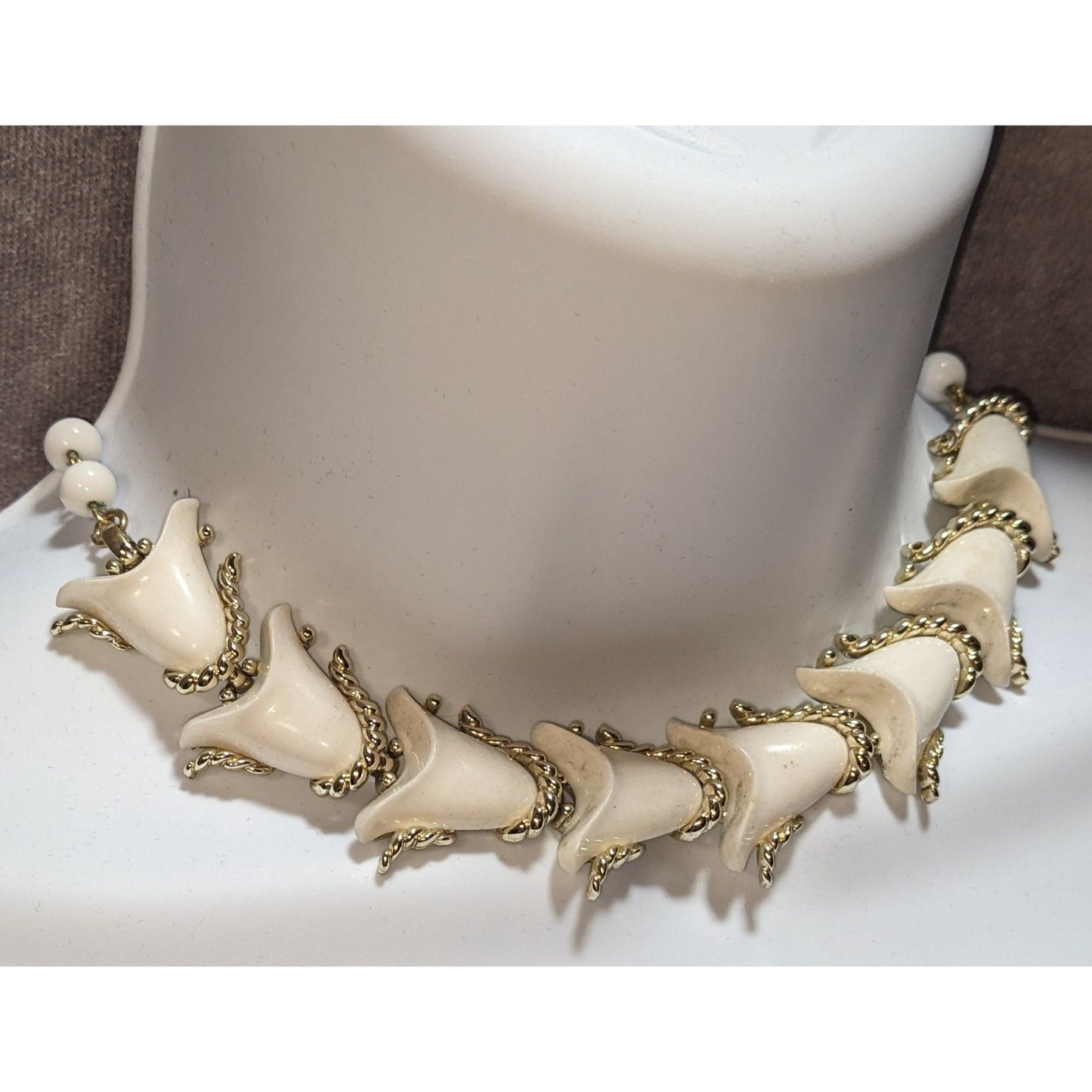 Vintage Volupte 1930s/40s White Lucite Floral Necklace