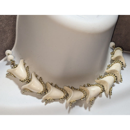 Vintage Volupte 1930s/40s White Lucite Floral Necklace