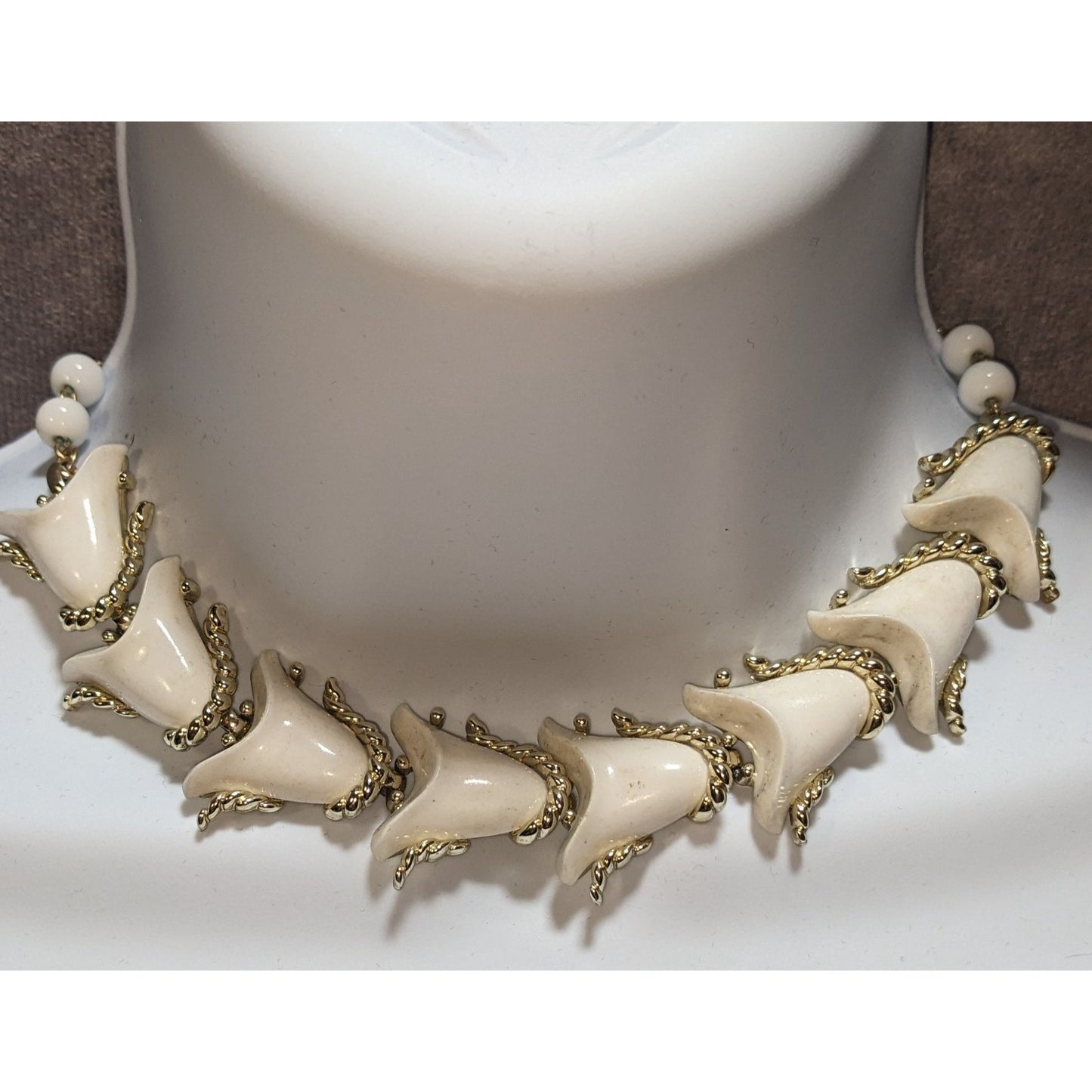 Vintage Volupte 1930s/40s White Lucite Floral Necklace