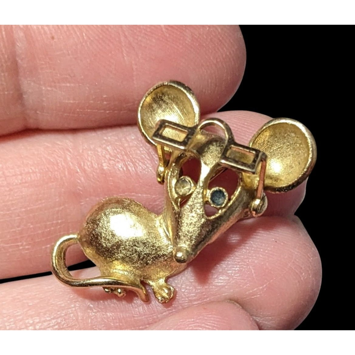 Vintage Avon Reading Mouse Gold Tone Brooch With Articulated Glasses