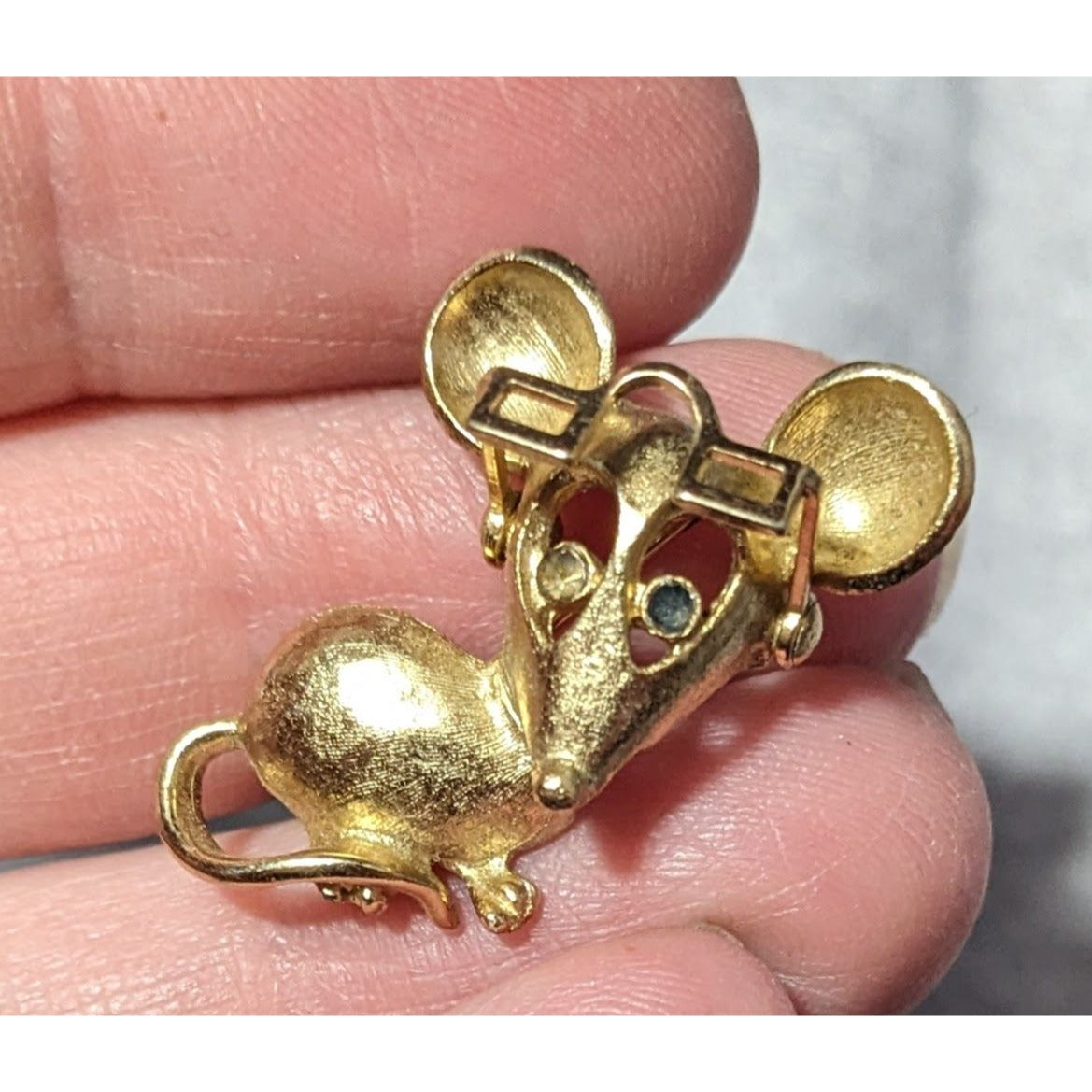 Vintage Avon Reading Mouse Gold Tone Brooch With Articulated Glasses