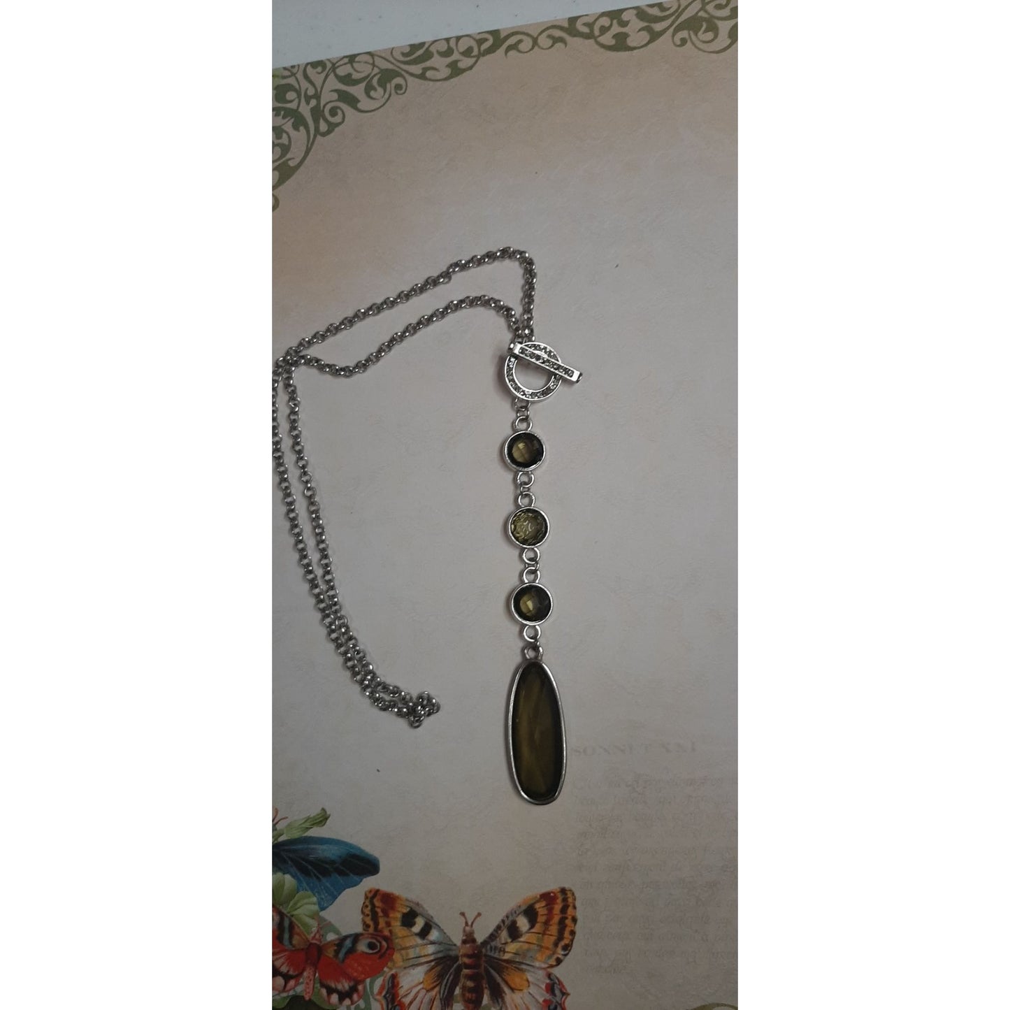 Vintage-Inspired Toggle Pendant Necklace With Faceted Olive-Hued Stones