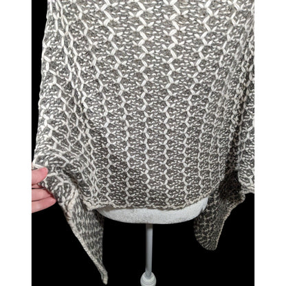 Simply Noelle Grey And White Chunky Knit Button Down Poncho