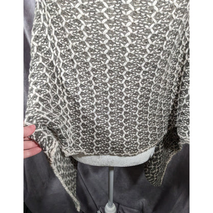Simply Noelle Grey And White Chunky Knit Button Down Poncho