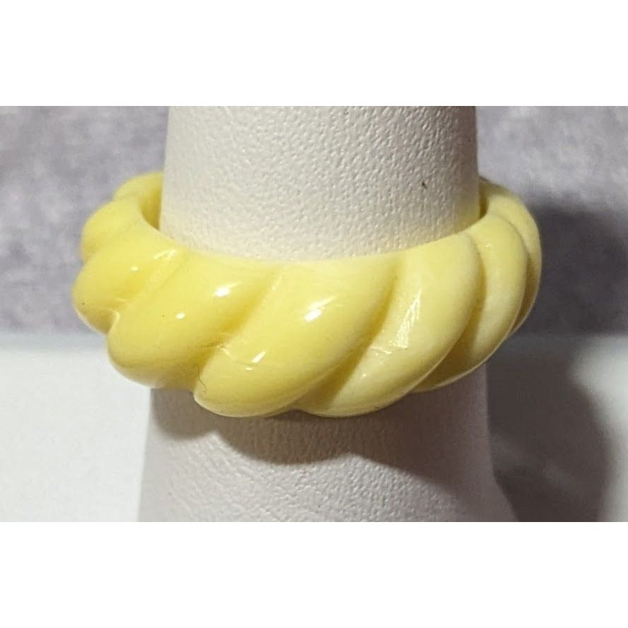 Vintage Yellow Scalloped Costume Fashion Ring