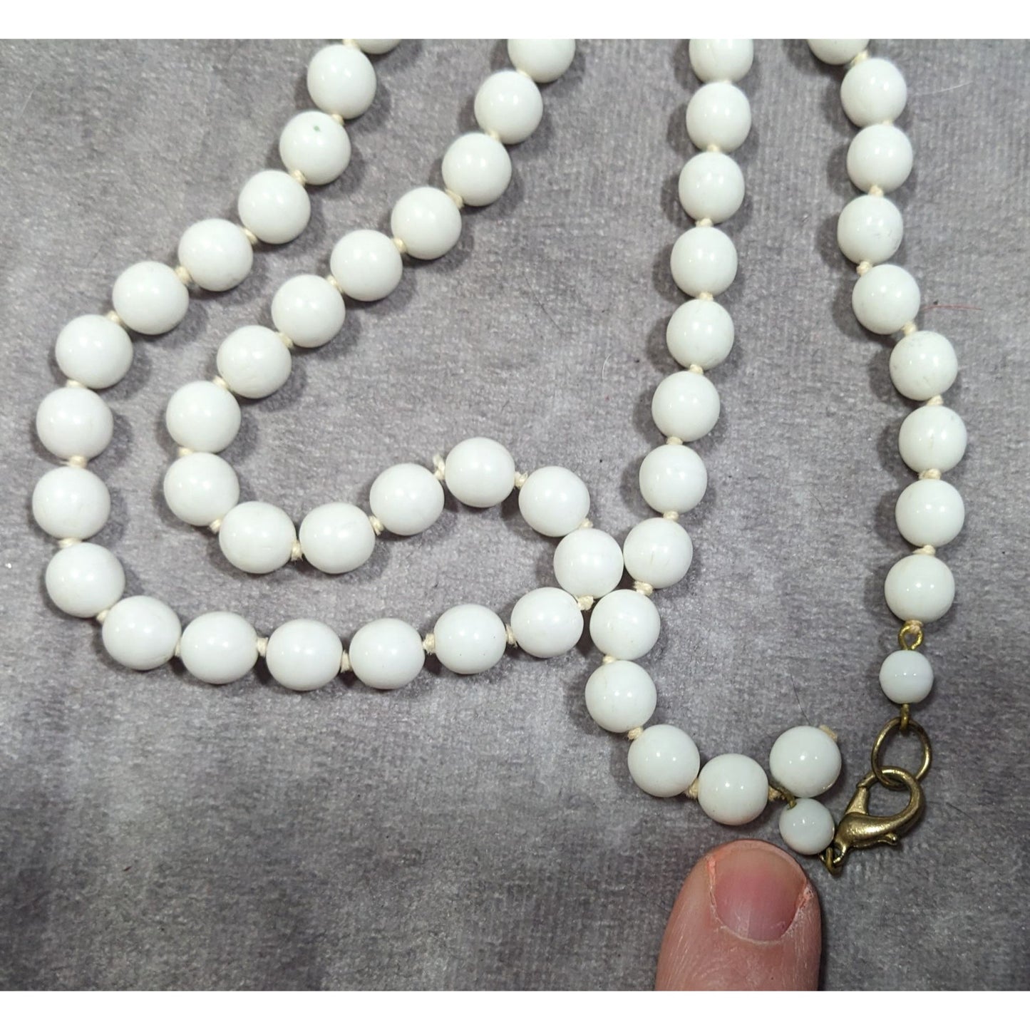 Vintage Classic White Beaded Glass Necklace